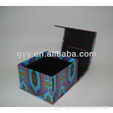 Foldable packaging box